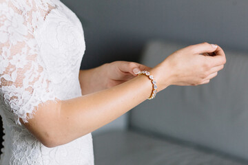 Obraz na płótnie Canvas Bride touches bracelet on her wirst