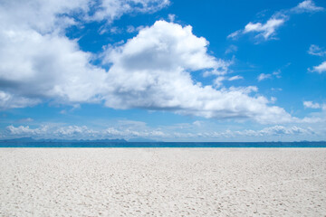 Fototapeta na wymiar white beach and white cloud Blue sky in summer