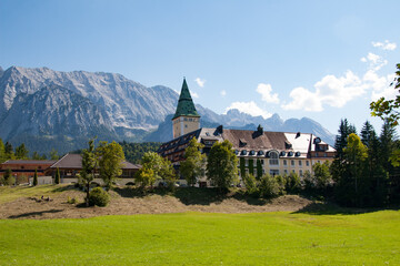 Fototapeta na wymiar Landschaft mit Schloss Elmau