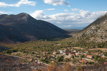 Fototapeta premium Bosnische Landschaft bei Mostar