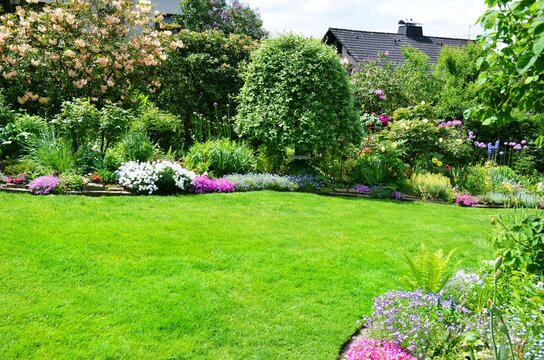 Schöne Gartenanlage mit Rasenfläche im Frühling