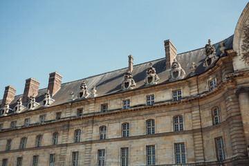 Fototapeta na wymiar Lions on the roof of Army Museum in Paris