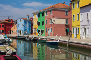Fototapeta na wymiar Burano: riflessi delle case colorate nel canale