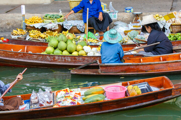 Fototapeta premium Damnoen Saduak floating market in Ratchaburi near Bangkok, Thailand