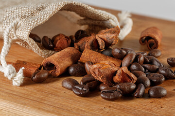 Специи и зерновой кофе высыпались из мешочка