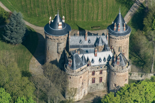 Vue a&eacute;rienne du ch&acirc;teau de Combourg en Bretagne - France