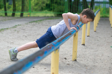 Teenager in a T-shirt. Push-up and press