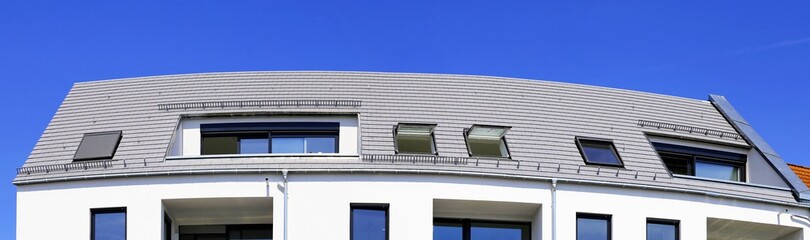 Panoramabild von einem neuen Dach