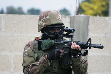 Soldat mit Maschinengewehr 