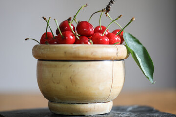 cerises, pot en bois, 