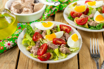 Salad with canned cod liver, tomato, olives and egg