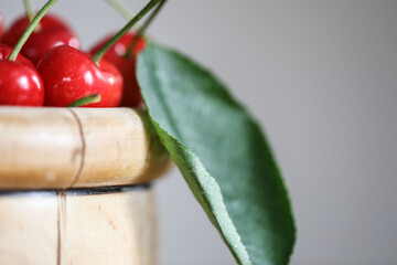 Cerises, pot en bois
