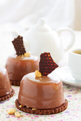 Cakes with peanut mousse and chocolate.