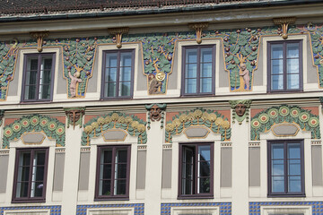 Fototapeta premium Hausfassade mit gemalten Fensterumrandungen in der Innenstadt von Innsbruck, Tirol, Österreich