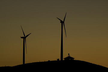 Silhouette von Windrädern