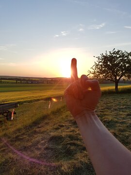 Stinkefinger im Sonnenuntergang - Effe