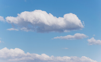 Cielo azul suave nuboso