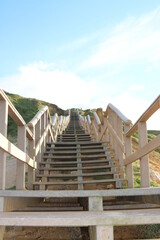 Escadas em madeira feita em paletes com profundidade