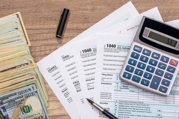 Fototapeta premium 2017 tax from 1040 with dollar and calculator
