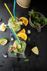 Obraz na płótnie Canvas Mojito cocktail of fresh lime and mint with ice