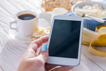 Breakfast while using smartphone