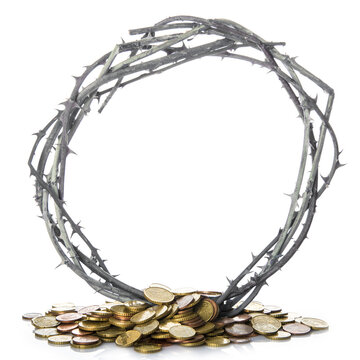 Corona de espinas sobre un mont&oacute;n de dinero que refleja el concepto de negocio de la religi&oacute;n del  cristianismo y la iglesia