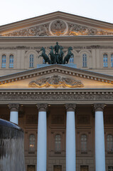 Obraz premium Mosca, 25/04/2017: vista del Teatro Bolshoi, progettato dall'architetto Joseph Bové, uno dei più famosi teatri del mondo in cui vengono allestiti balletti, opere e spettacoli teatrali