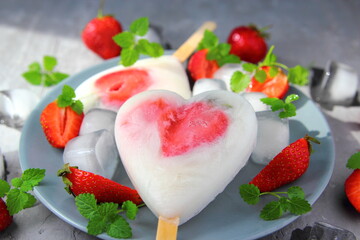 ванильное мороженое с клубникой,мятой и кубиками льда