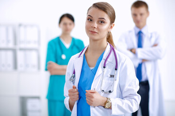 Fototapeta premium Attractive female doctor in front of medical group