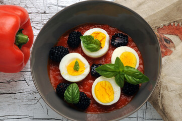 Huevos pimientos moras albahaca Eggs peppers blackberries basil Peperoni uova more basilico Oeufs Poivrons Blackberries Basilil Eier Paprika Brombeeren Basilikum Jajka papryka jeżyna bazylia 鸡蛋胡椒黑莓罗勒