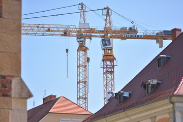 Dwa dzwigi pomiedzy budynkami © Jan