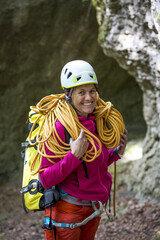 Portrait Frau beim Klettern mit Seil und Helm