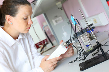 Obraz premium A student girl conducting experiments in chemical laboratory