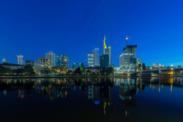 Fototapeta premium Frankfurter SkylineMainufer zur blauen Stunde
