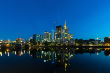 Fototapeta na wymiar Skyline Frankfurt am Main zur blauen Stunde