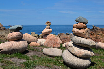 ile de brehat  : cairn sur la côte sauvage de l'île de brehat
