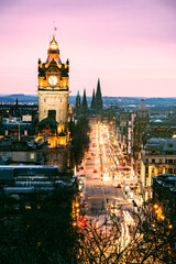 Naklejka premium Old town Edinburgh and Edinburgh castle at sunset, Scotland UK