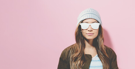 Fototapeta Hipster girl wearing sunglasses and hat obraz