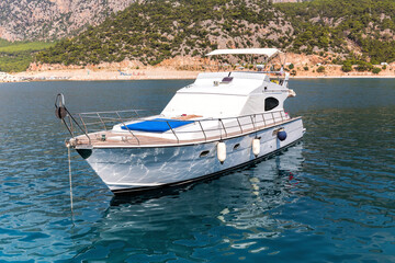 Obraz premium Luxury yacht on turquoise water between the islands