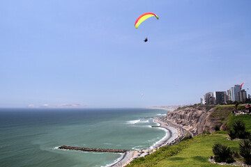 Fototapeta na wymiar Paragliders in Miraflores, Lima, Perú