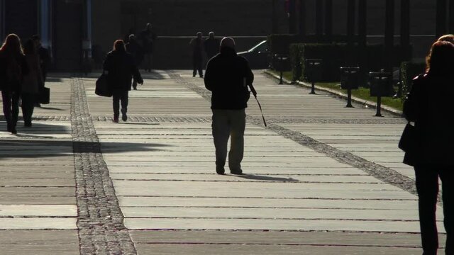 Personas caminan por calle peatonal