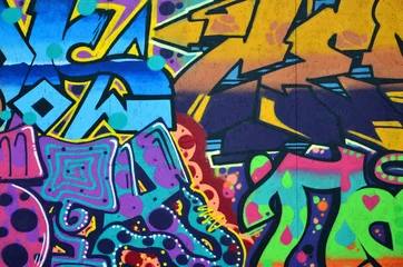 Kunst unter der Erde. Schöner Streetart-Graffiti-Stil. Die Wand ist mit abstrakten Zeichnungen Hausfarbe verziert. Moderne ikonische urbane Kultur der Straßenjugend. Abstraktes stilvolles Bild an der Wand © mehaniq41
