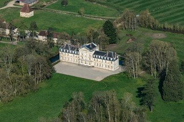 Fototapeta na wymiar Vue aérienne du château de Courtomer en France