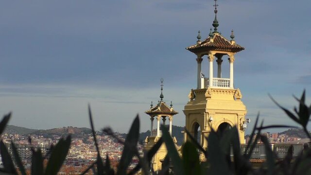 Soleadas torres clasicas de Barcelona