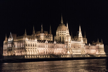Fototapeta na wymiar Parlamento en la noche