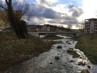 Fluß durch die Stadt