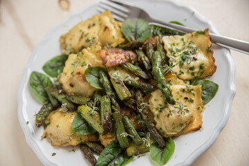 Ricotta Tortellini mit Spargel 