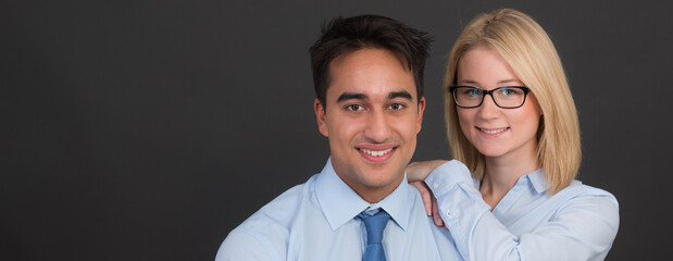 glücklich lächelndes paar