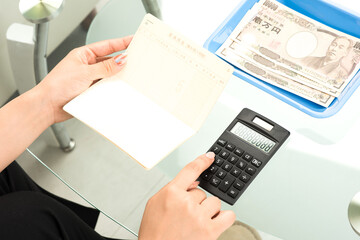 銀行で普通預金から出金する女性