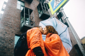 Fototapeta na wymiar kiss in the rain